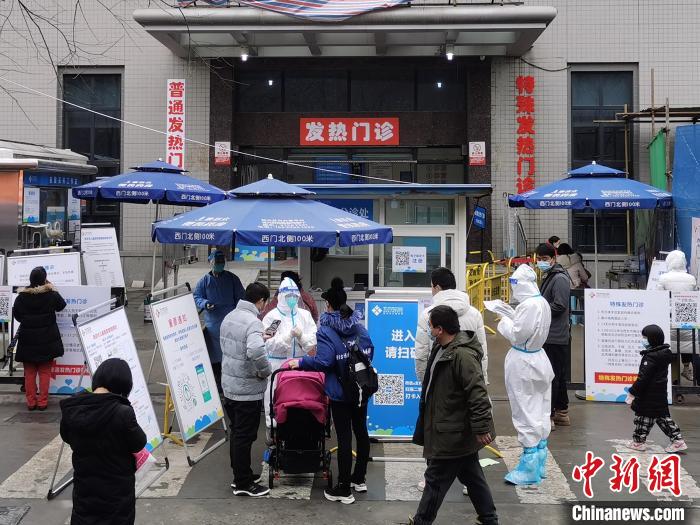 西安市兒童醫(yī)院發(fā)熱門診前的民眾?！↑h田野 攝