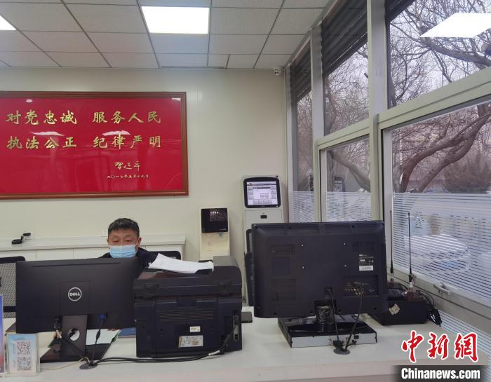 圖為唐為民在警務(wù)站內(nèi)工作?！±钛?攝