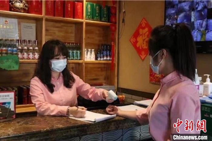 圖為滿洲里市餐廳在做好相關(guān)防疫工作的前提下恢復堂食?！M洲里市融媒體中心供圖