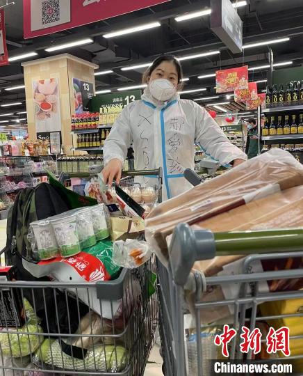 圖為郝愛珍外出采買?！∈茉L者供圖