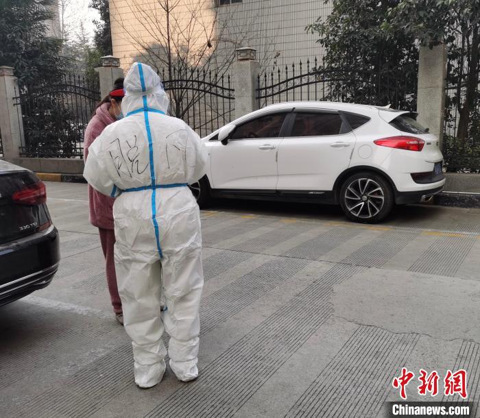 圖為脫凡在小區(qū)進(jìn)行志愿服務(wù)。　受訪者供圖