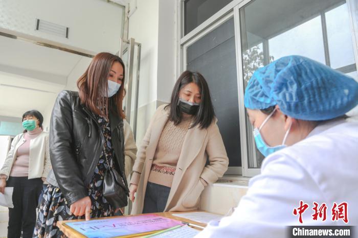 資料圖：江西省宜春市靖安縣子宮頸癌防治研究所，前來接種疫苗的女性正在排隊登記個人信息?！⒘?攝