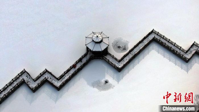 甘肅冰雪旅游資源富集，常有“千里冰封”之景象。圖為甘肅省宕昌縣，皚皚白雪與木棧道相映成趣。(資料圖) 劉輝 攝