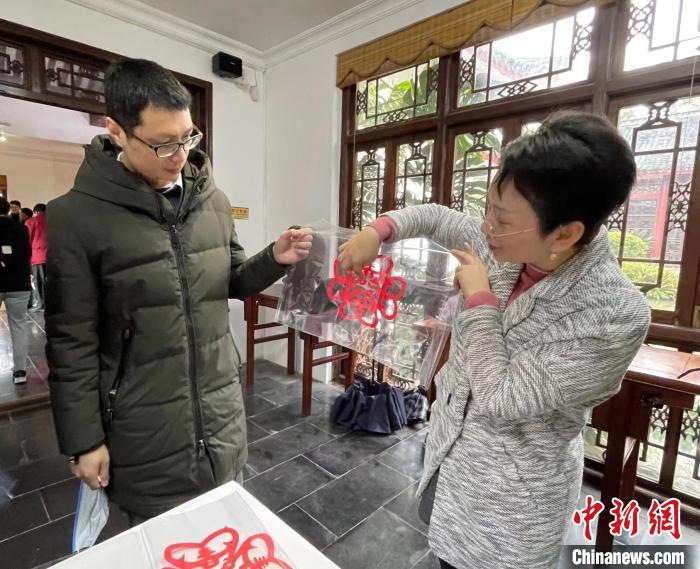 圖為外國友人體驗剪紙。　林馨 攝