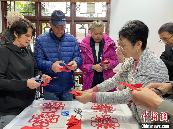 圖為外國友人體驗剪紙。　林馨 攝