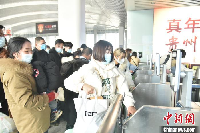 圖為福州火車站?！№n毅 攝