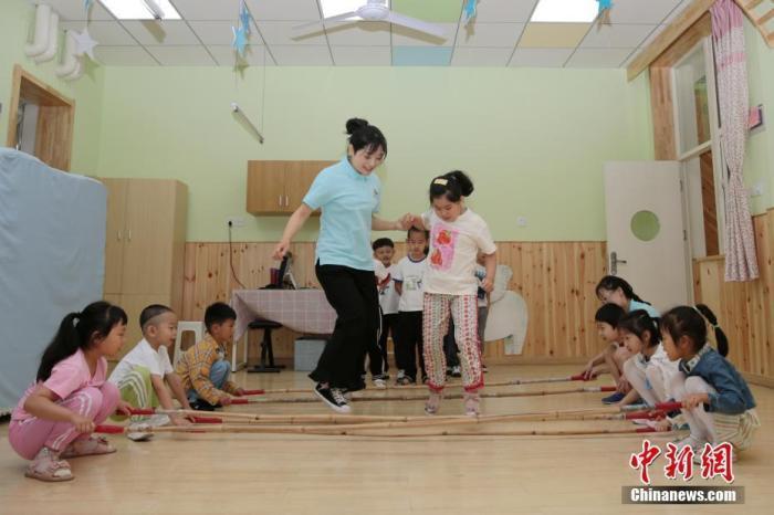 資料圖：老師帶領(lǐng)孩子們?cè)诮淌覂?nèi)游戲。<a target='_blank' href='/'>中新社</a>記者 張遠(yuǎn) 攝
