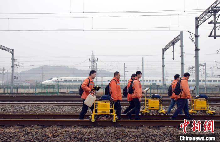 圖為鋼軌探傷工利用列車間隔時(shí)間檢測(cè)鋼軌。　王浩 攝
