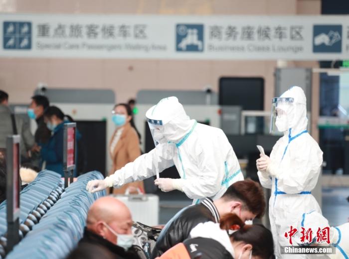 圖為工作人員在公共區(qū)域例行取樣檢測(cè)。 <a target='_blank' href='/'>中新社</a>記者 闞力 攝