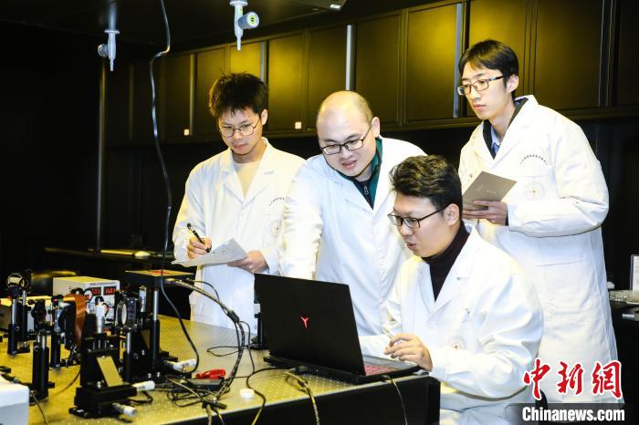 中國(guó)科學(xué)家以全息技術(shù)為“鑰”打開立體彩色顯示器“大門”