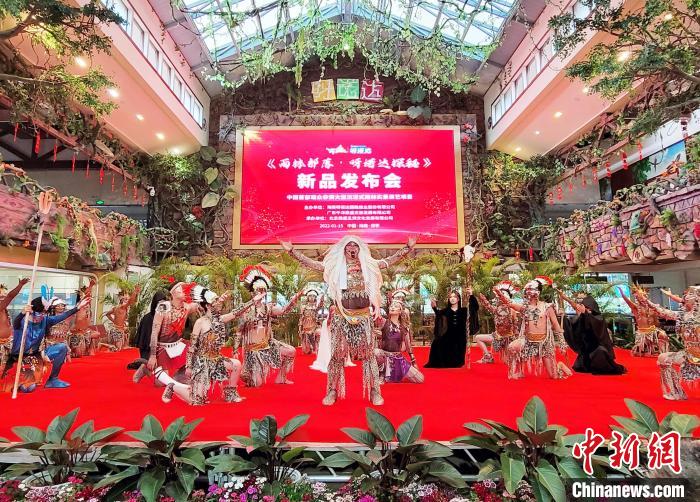 呀諾達(dá)景區(qū)的實(shí)景劇本殺上線發(fā)布現(xiàn)場?！⊥鯐员?攝