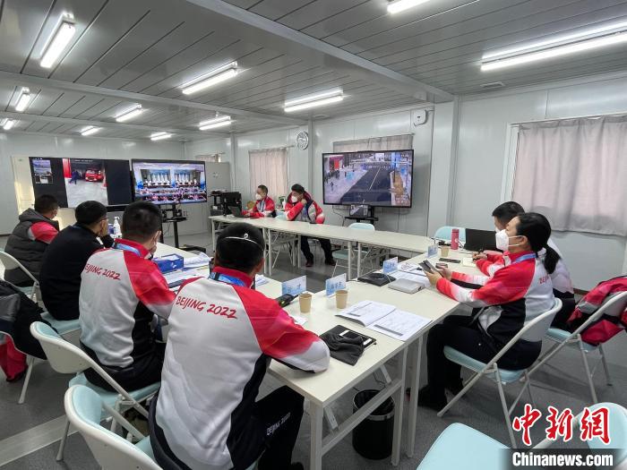 首鋼滑雪大跳臺26日組織開展首次閉環(huán)內(nèi)外全要素實(shí)戰(zhàn)演練?！∈卒摶┐筇_場館運(yùn)行團(tuán)隊供圖