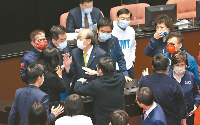 民進黨立委郭國文昨要求福食解禁的發(fā)言，引爆朝野衝突，一度卡住總預(yù)算，民進黨團總召柯建銘（圖中）出面鞠躬道歉後，才讓院會繼續(xù)進行。圖／聯(lián)合報系資料照片