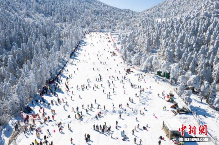 圖為無人機航拍眾多游客在滑雪。 祝興勇 攝