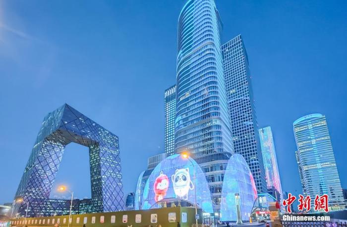 2月3日晚，北京市朝陽區(qū)CBD的多棟建筑點亮外墻燈光，迎接北京冬奧會的到來。 <a target='_blank' href='/'>中新社</a>記者 賈天勇 攝