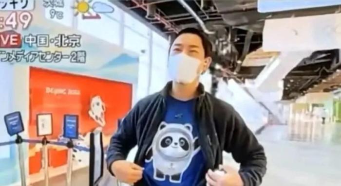 因喜愛冰墩墩而走紅的日本記者辻崗義堂。
