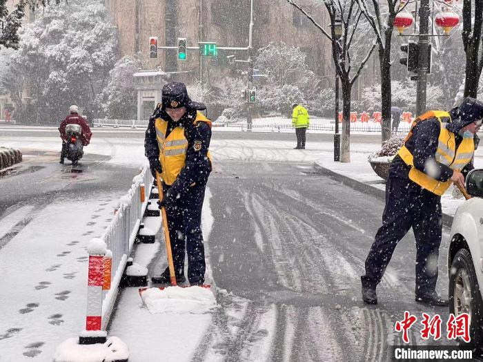 截至7日清晨6時，江蘇南京全市已經(jīng)出動人員2萬余人次，掃雪車輛、機(jī)械1395臺次，保障市民出行?！∧暇┏枪芄﹫D