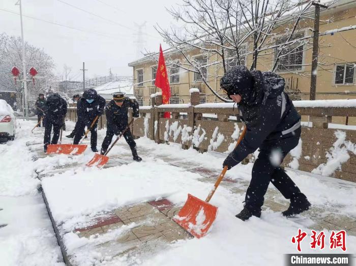 從7日凌晨至8日，江蘇南部等地局部地區(qū)迎來暴雪，最深積雪達(dá)6厘米以上?！∧暇┏枪芄﹫D