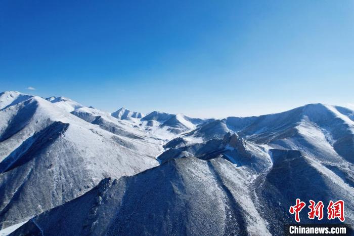 圖為雪后祁連山國家公園青海片區(qū)?！●R銘言 攝