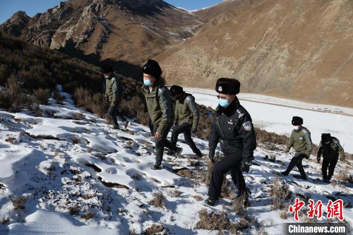 圖為仙米森林公安派出所的民警們與管護(hù)員們一同巡護(hù)?！±罱瓕?攝