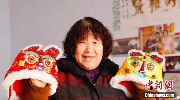 消費者曬“虎元素”商品。供圖