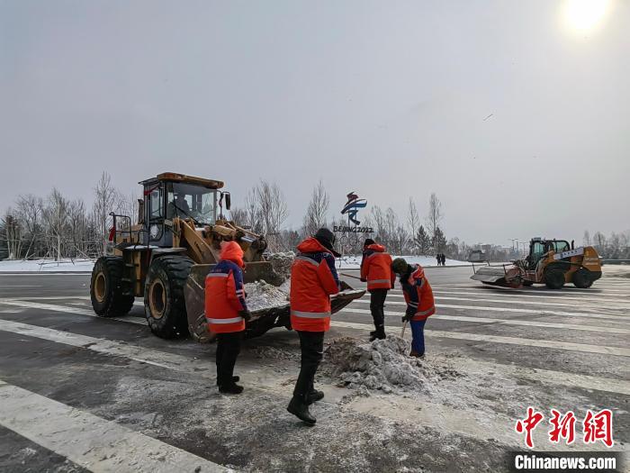 工作人員在張家口賽區(qū)冬奧核心區(qū)開展除雪作業(yè)?！〕缍Y區(qū)委宣傳部供圖