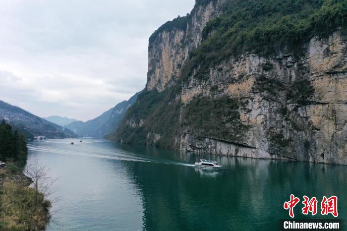 近年來重慶、貴州兩地加強(qiáng)烏江水質(zhì)監(jiān)測、岸線保護(hù)、航道治理、河道清漂，共同打造“烏江畫廊”旅游品牌。　邱洪斌 攝