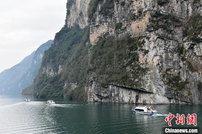 游船往來航行在重慶市酉陽土家族苗族自治縣烏江龔灘古鎮(zhèn)段，一片繁忙景象?！∏窈楸?攝