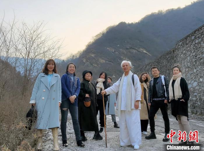 近日，臺北書院山長林谷芳受訪，談兩岸民間以視頻互致新春問候的現(xiàn)象。圖為林谷芳與學生終南山游學?！×止确枷壬﹫D