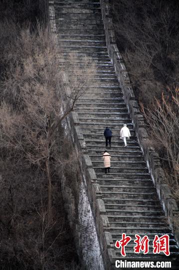 近日，臺北書院山長林谷芳受訪，談兩岸民間以視頻互致新春問候的現(xiàn)象。圖為林谷芳與學生登懷柔長城?！×止确枷壬﹫D
