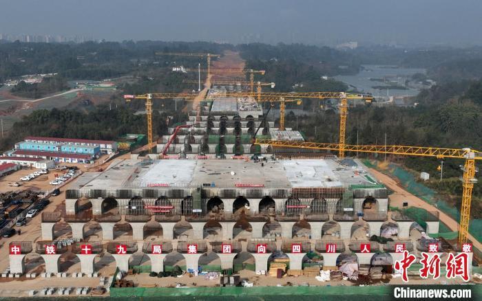 資料圖：航拍建設(shè)中的天府站施工現(xiàn)場。　劉忠俊　攝
