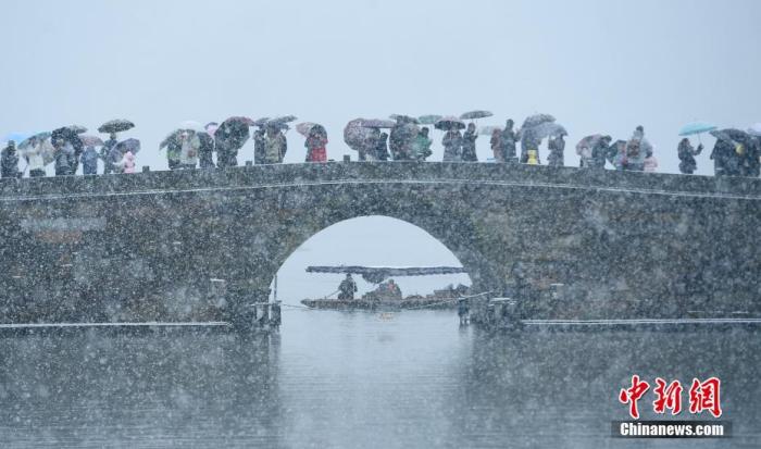 雪中的西湖美景吸引游人。 <a target='_blank' href='/'>中新社</a>記者 王剛 攝