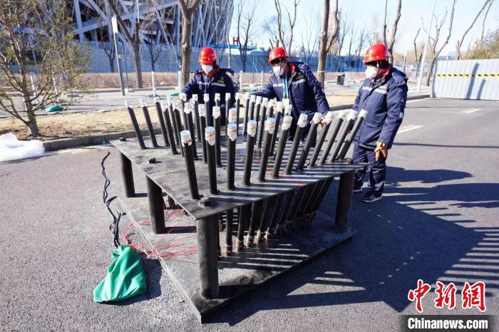 圖為工作人員在檢查高空特效焰火?！±盍亮凉﹫D