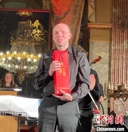 音樂會結(jié)束后，觀眾為左漢(Johan·Famaey)送上中國新年禮物。　德永健 攝