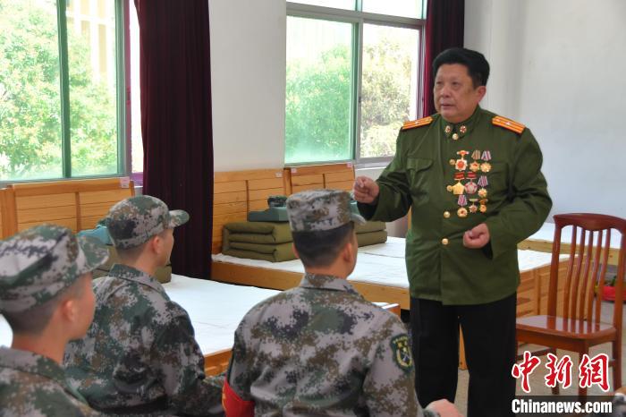 老英雄為“準新兵”講戰(zhàn)斗故事?！≌闹菔型艘圮娙耸聞?wù)局供圖