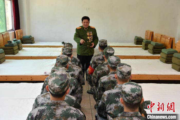 老英雄為“準新兵”講戰(zhàn)斗故事。　漳州市退役軍人事務(wù)局供圖