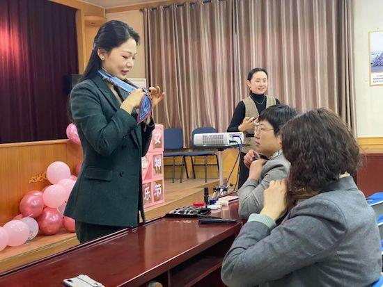 “女神節(jié)”來(lái)臨，濟(jì)南旅游學(xué)校以禮儀和美學(xué)課程服務(wù)駐地街道