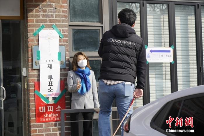 圖為首爾市鐘路區(qū)一投票站外，完成投票的選民拍照留念。 <a target='_blank' href='/'>中新社</a>記者 劉旭 攝