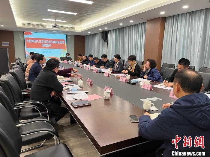 羅衛(wèi)紅調(diào)研“小哥”權益保護。　九三學社杭州市委會 供圖