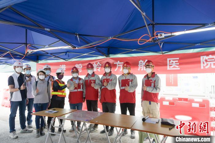 香港特區(qū)政府建筑署署長何永賢與建筑團(tuán)隊合影?！￡愑乐Z 攝