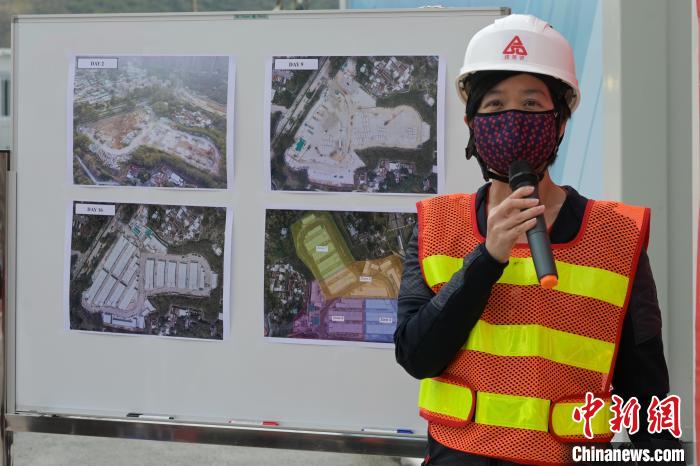 香港特區(qū)政府建筑署署長何永賢向媒體介紹社區(qū)隔離設(shè)施情況?！￡愑乐Z 攝
