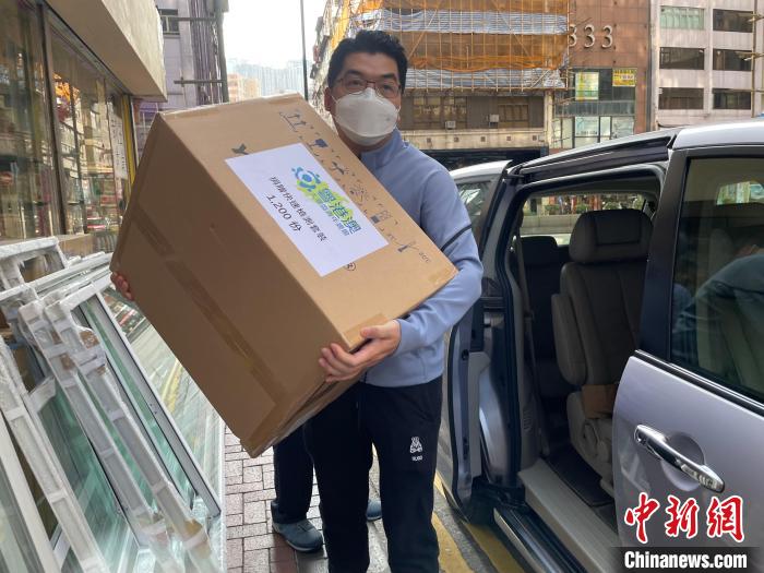 圖為吳學(xué)明搬運(yùn)1200份快速檢測套裝及500多個(gè)口罩，捐贈給開平樓崗?fù)l(xiāng)會?！∈茉L者供圖