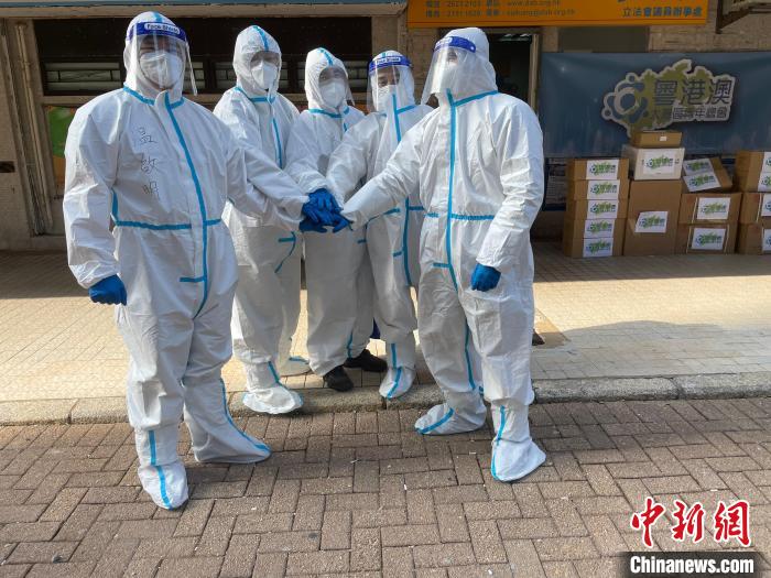 圖為吳學(xué)明(右一)等人穿著防護(hù)服來到前線協(xié)助全港抗疫?！∈茉L者供圖