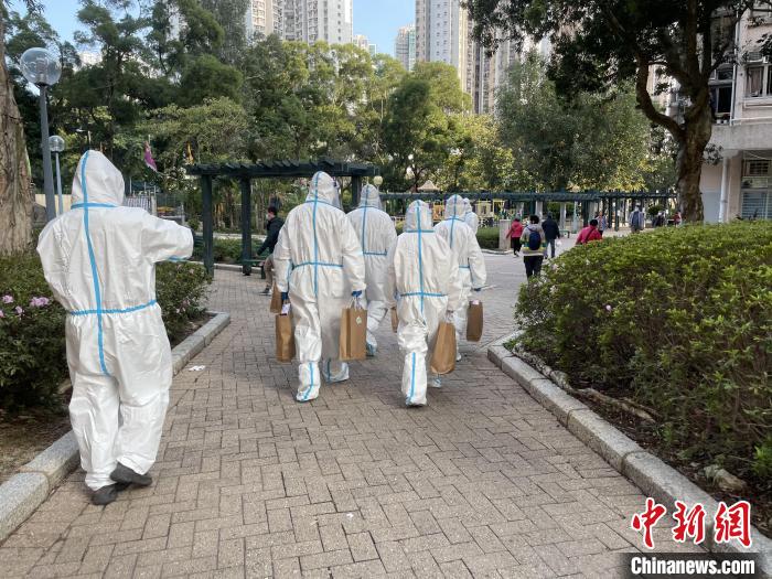 圖為吳學(xué)明帶領(lǐng)義工向?qū)④姲囊邊^(qū)確診家庭送抗疫防疫物資?！∈茉L者供圖