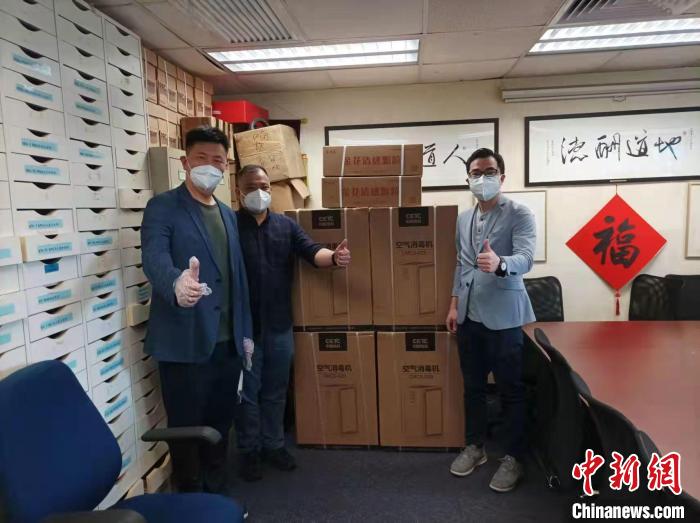 香港亞研中心向香港警察員佐級(jí)協(xié)會(huì)捐贈(zèng)抗疫物資?！∠愀蹃喲兄行墓﹫D
