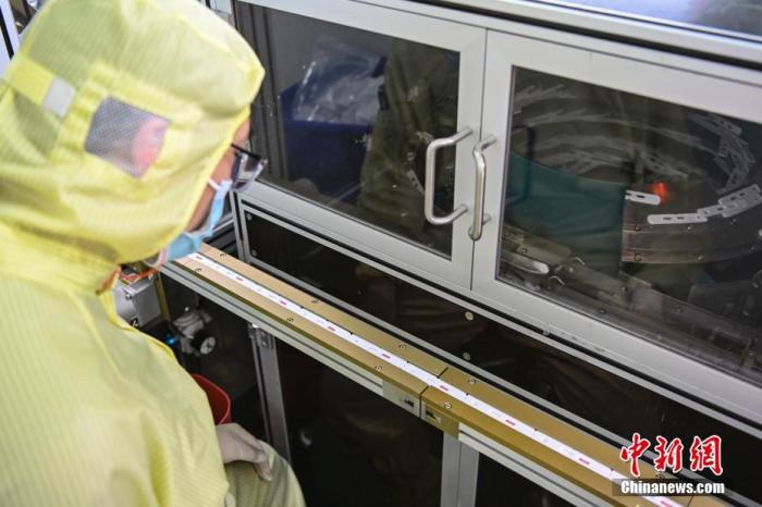 3月2日，廣東省廣州市，萬孚生物工作人員查看供港新冠抗原檢測試劑自動化生產(chǎn)線運作情況。 <a target='_blank' href='/'>中新社</a>記者 陳驥旻 攝 