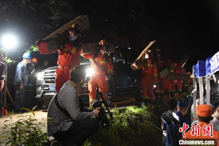 廣西設(shè)立墜機(jī)事件救援臨時(shí)指揮部徹夜?fàn)I救