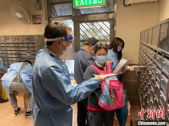 3月23日，香港僑界義工向基層街坊派發(fā)防疫抗疫物資。　香港僑界社團聯(lián)會供圖