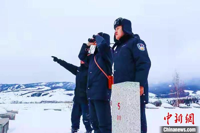 新疆戍邊人騎馬、步行翻雪山、越達(dá)坂