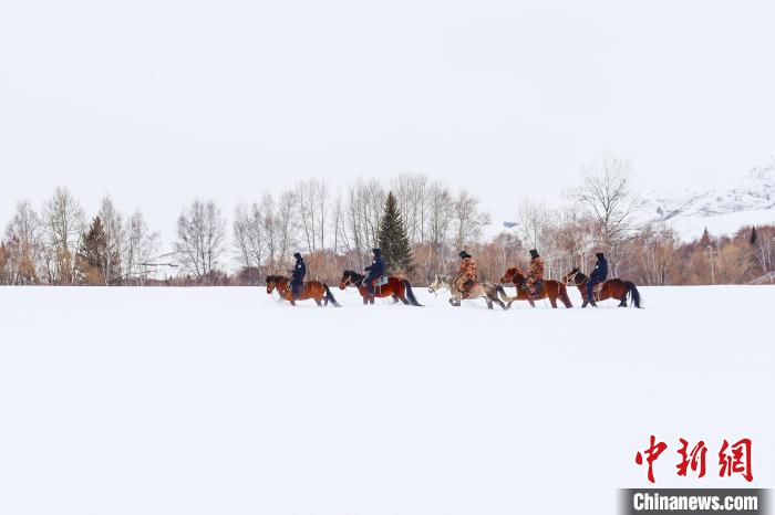 民警和護(hù)邊員騎馬穿越雪海?！±钽戵K 攝